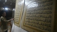 Goa buatan di lahan seluas satu hektare tersebut berisi ayat-ayat Al-Qur’an dengan ukuran besar dan berjumlah 30 juz.