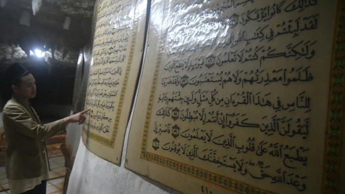 Pengunjung mengamati ayat-ayat Al Quran yang ditempel pada dinding Goa Al Quran di Desa Cinangneng, Tenjolaya, Kabupaten Bogor, Jawa Barat, Minggu (9/3/2025). Goa buatan di lahan seluas satu hektare yang berisi ayat-ayat Al Quran dengan ukuran besar dan berjumlah 30 juz tersebut menjadi tempat favorit bagi pengunjung untuk wisata religi di bulan suci Ramadhan 1446 Hijriah. ANTARA FOTO/Arif Firmansyah/nz