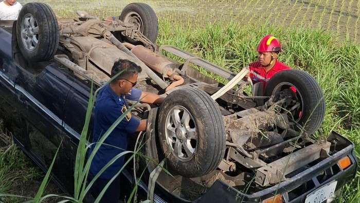 Damkar Klaten mengevakuasi mobil masuk sawah di Gatak Druju, Klaten.