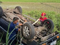 Kijang Terjun Lalu Terbalik di Sawah Gatak Klaten, 2 Korban Dilarikan ke RS