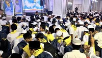 CEO Tanur Muthmainnah Tour, Muhammad Reza Pahlevi, buka puasa bersama bersama anak-anak yatim di Jakarta.