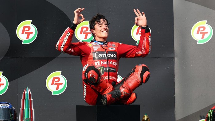 MotoGP - Thailand Grand Prix - Chang International Circuit, Buriram, Thailand - March 2, 2025 Ducati Lenovo Teams Marc Marquez celebrates on the podium after winning the MotoGP race REUTERS/Athit Perawongmetha