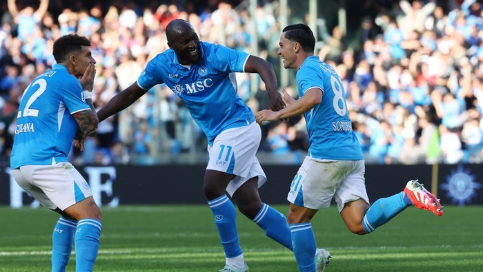 Soccer Football - Serie A - Napoli v Fiorentina - Stadio Diego Armando Maradona, Naples, Italy - March 9, 2025 Napolis Giacomo Raspadori celebrates scoring their second goal along with Romelu Lukaku and Giovanni Di Lorenzo REUTERS/Ciro De Luca