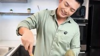 Selain sop buntut, Nicky Tirta juga pernah terlihat membagikan tutorial memasak nasi goreng. Ia membuatnya dengan campuran sosis dan bakso. Foto: Instagram @nickytirta