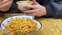 Saat liburan ke Shanghai, Nicky Tirta juga kulineran. Ia mengunjungi sebuah restoran yang populer dengan menu olahan mie kepiting. Foto: Instagram @nickytirta