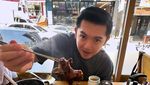 Nicky Tirta Bikin Roti Bakso hingga Kulineran di Korea