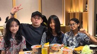 Ayah dari 3 putri ini sempat membagikan momen bersama sang anak. Berikut momennya ketika menikmati rice bowl hingga katsu di sebuah restoran Jepang. Foto: Instagram @nickytirta
