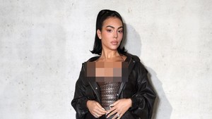 Georgina Rodriguez tampak mengenakan sepatu hal stiletto setinggi lutut berwarna hitam. Foto: Getty Images/Pierre Suu