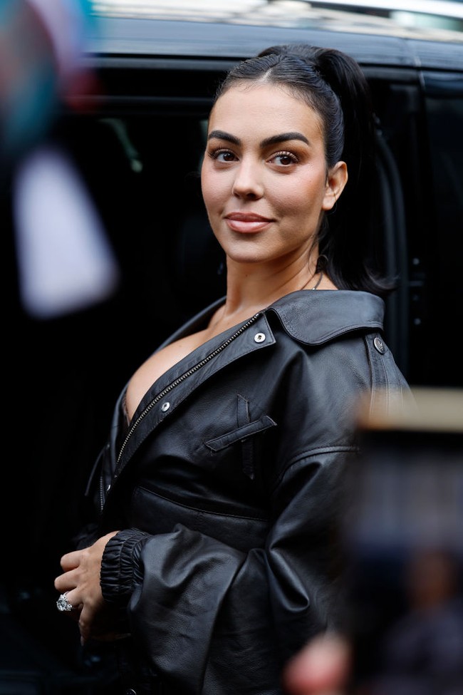 Wanita yang kini menjadi model ini tampil memesona di Paris Fashion Week 2025 berkat pulasan makeup dari makeup artist kepercayaannya, Sergio Antón De Las Nieves. Sergio mengungkapkan di Instagram untuk riasan Georgina Rodriguez seluruh produk makeup yang digunakannya dari brand Charlotte Tilbury. Foto: Getty Images/Claudio Lavenia