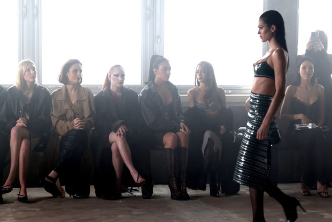 Georgina Rodriguez menghadiri Paris Fashion Week 2025 tanpa Cristiano Ronaldo. Georgina menonton fashion show desainer Prancis, Ludovic de Saint Sernin. Foto: Getty Images/Pierre Suu