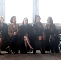 Georgina Rodriguez menghadiri Paris Fashion Week 2025 tanpa Cristiano Ronaldo. Georgina menonton fashion show desainer Prancis, Ludovic de Saint Sernin. Foto: Getty Images/Pierre Suu