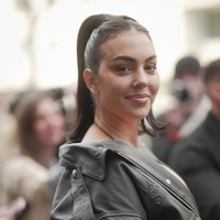 Pada situs resmi Ludovic de Saint Sernin, jaket yang dipakai Georgina Rodriguez dijual seharga Rp 33 juta dan rok kulitnya seharga Rp 11,6 juta. Foto: GCImages/305pics