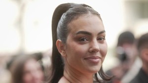 Georgina Rodriguez menjadi pusat perhatian saat hadir di Paris Fashion Week 2025. Foto: GCImages/305pics