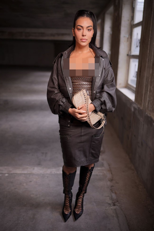 Georgina Rodriguez menebarkan pesonanya dalam balutan korset ketat yang dipadukan dengan jaket dan rok semuanya dari kulit. Foto: WWD via Getty Images/WWD