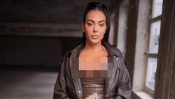 Potret Pacar Cristiano Ronaldo Pakai Korset di Paris Fashion Week
