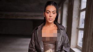 Dia juga mengenakan rok kulit berwarna senada dengan atasannya. Foto: WWD via Getty Images/WWD