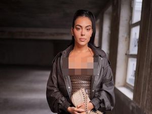Potret Pacar Cristiano Ronaldo Pakai Korset di Paris Fashion Week