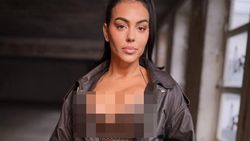 Potret Pacar Cristiano Ronaldo Pakai Korset di Paris Fashion Week