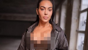 Georgina Rodriguez mengenakan korset ketat dengan jaket kulit sebagai luarannya. Foto: WWD via Getty Images/WWD