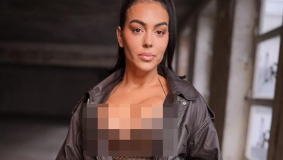 6 Gaya Georgina Rodriguez di Frot Row Paris Fashion Week, Seksi Pakai Korset