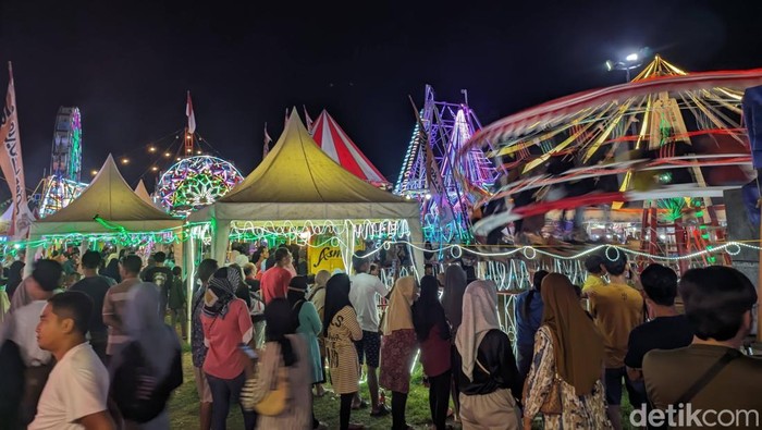 Pasar malam Alun-alun Ponorogo.