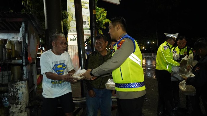Polrestabes Semarang menggelar patroli di pemukiman padat penduduk sekaligus bagi-bagi sahur, Minggu (9/3/2025).