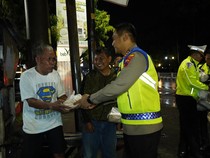 Polrestabes Semarang Gencarkan Patroli Sambil Berbagi Sahur Selama Ramadan