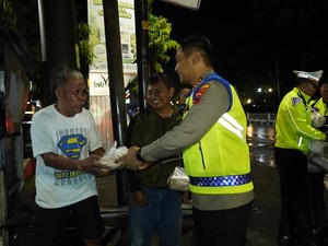 Polrestabes Semarang Gencarkan Patroli Sambil Berbagi Sahur Selama Ramadan