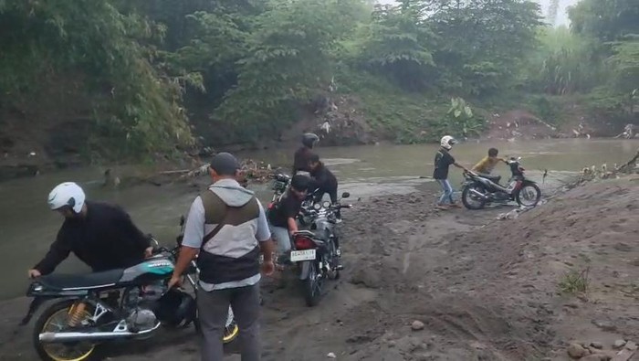 Pebalap liar di Mojokerto nyemplung sungai.