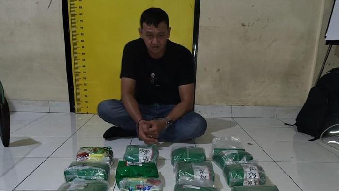 Pelaku beserta barang bukti narkoba yang diamankan, (Dok Polda Riau)