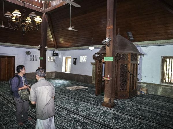 Penampakan Masjid Tertua di Pekalongan, Punya Al-Quran Raksasa