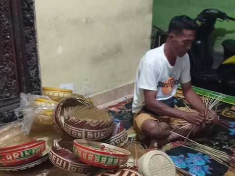 Pengrajin anyaman bambu, Wayan Sutama, tengah menganyam di Desa Angseri, Tabanan, Bali, beberapa waktu lalu.