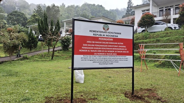 Penyegelan tujuh vila Forest Hill di Puncak Bogor yang berdiri di kawasan DAS Ciliwung (Solihin/detikcom)