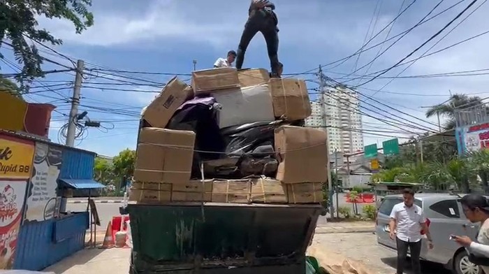 Penyelundupan belasan motor curian di Jakarta Barat dikamuflase kardus berisikan buku. (Dok istimewa)