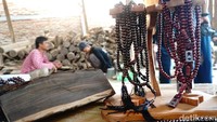 Tingginya pesanan tasbih gaharu yang diterima Fachrur, karena naiknya kebutuhan umat Islam untuk berzikir di bulan suci Ramadan.
