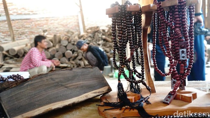 Perajin tasbih gaharu di Jombang.
