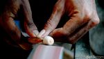 Melihat Pembuatan Tasbih Gaharu di Jombang