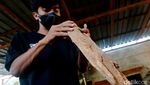 Melihat Pembuatan Tasbih Gaharu di Jombang