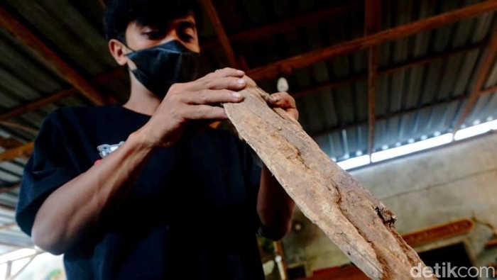 Perajin tasbih gaharu di Jombang. Perajin tasbih gaharu di Jombang.