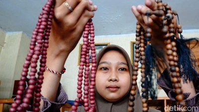 Melihat Pembuatan Tasbih Gaharu di Jombang