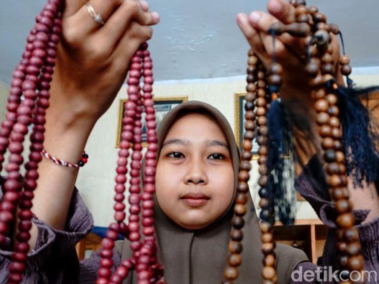 Melihat Pembuatan Tasbih Gaharu di Jombang