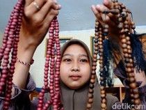 Melihat Pembuatan Tasbih Gaharu di Jombang