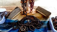 Harga tasbih garahu beraroma wangi asal Jombang ini dibandrol mulai Rp 5 ribu hingga Rp 250 ribu.