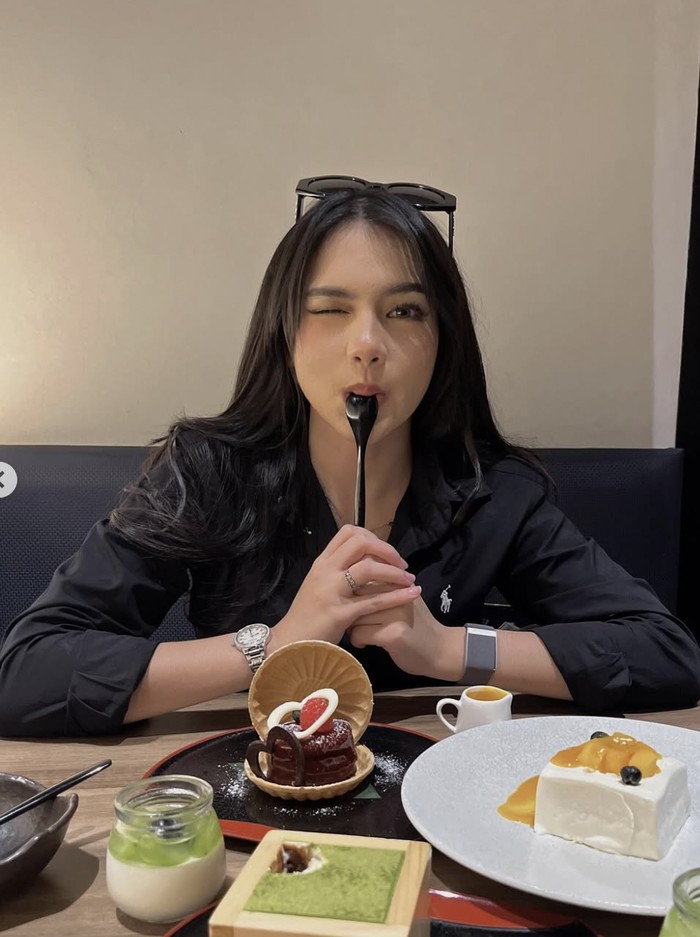 Pesona Davina Karamoy Saat Makan Ramen dan Santap di Resto Mewah Pesona Davina Karamoy Saat Makan Ramen dan Santap di Resto Mewah