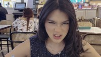 Pemain film Ipar Adalah Maut ini juga sempatkan mampir ke kopitiam di Kuala Lumpur. Ia menikmati es kopi susu dan egg tart. Foto: Instagram davinaakaramoy