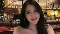Wanita kelahiran 2002 ini sedang santap di restoran fine dining merah. ur pov, tulisnya di keterangan foto. Foto: Instagram davinaakaramoy