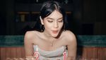 Pesona Davina Karamoy Saat Makan Enak di Resto Mewah