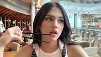 Dalam foto ini, Davina mengungkap menu favoritnya. my favorite type of men is ramen, katanya. Foto: Instagram davinaakaramoy