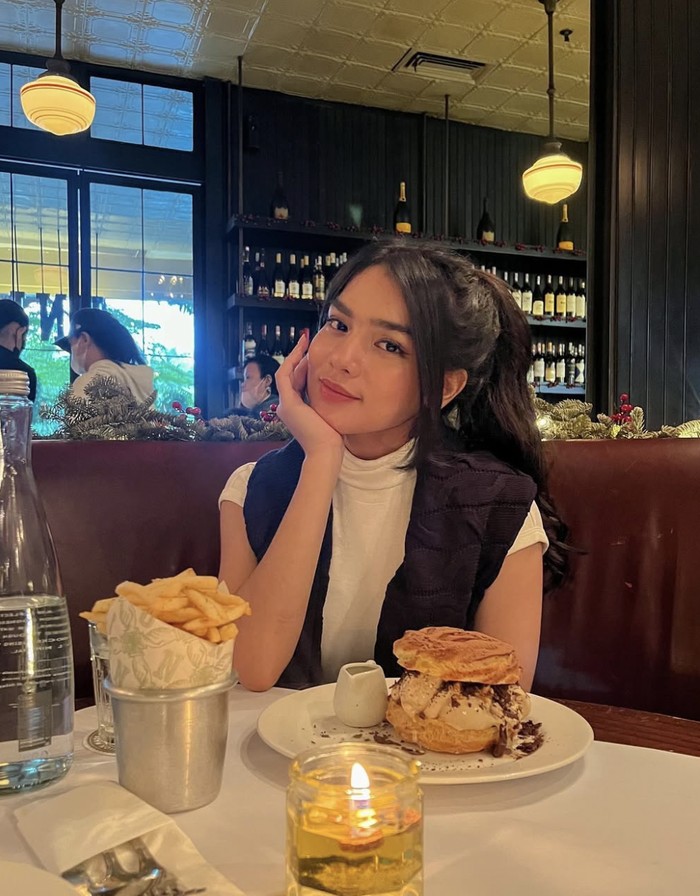 Pesona Davina Karamoy Saat Makan Ramen dan Santap di Resto Mewah Pesona Davina Karamoy Saat Makan Ramen dan Santap di Resto Mewah