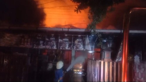 Petugas Damkar Jembrana berupaya memadamkan api yang membakar rumah di wilayah Kelurahan Lelateng, Kecamatan Negara, Jembrana, Minggu (9/3/2025). (Foto: Dok. Damkar Jembrana)